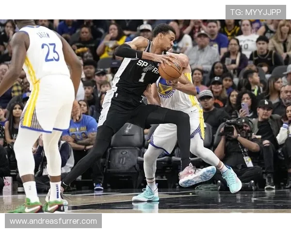 保罗挡拆组织更偏向无球，较库里更注重分配